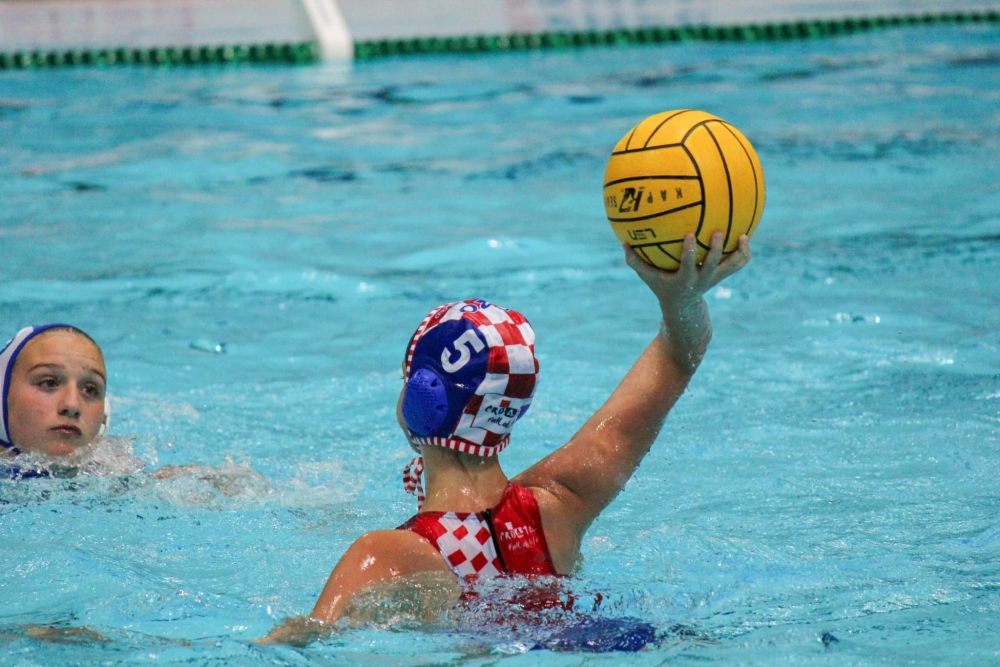 Nina Jazvin i Nea Matičević u U-15 vaterpolskoj reprezentaciji Hrvatske na Europskom prvenstvu u Zagrebu