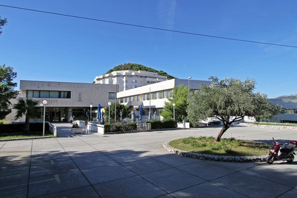 Kod dvoje hospitaliziranih pacijenata do&scaron;lo do pogor&scaron;anja, spojeni su na respirator i upućeni u KBC Split