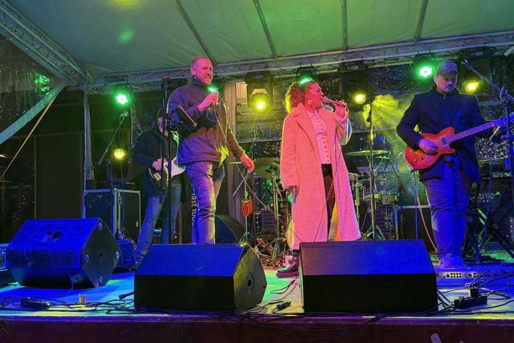 Sinjska glazbenica Iva Ajduković razveselila i zabavila okupljene na župskom adventu