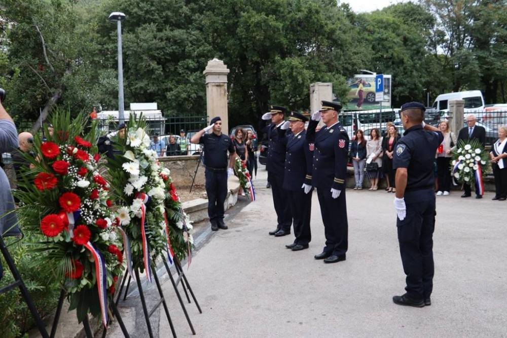 Povodom Dana policije položeni vijenci i zapaljene svijeće ispred zgrade Policijske uprave