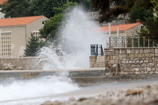 Za dubrovačko područje narančasti, na moru crveni meteoalarm; Jako i vrlo jako jugo, mjestimice olujno