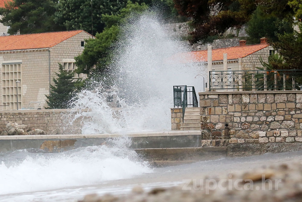 Za dubrovačko područje narančasti, na moru crveni meteoalarm; Jako i vrlo jako jugo, mjestimice olujno