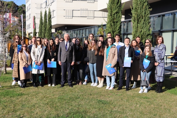 Potpisani ugovori; Županija osigurala gotovo milijun kuna za stipendije učenicima i studentima