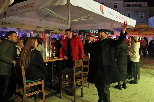 Jo&scaron; jedna vesela večer župskog Adventa; Branko Medak zabavio posjetitelje kućica (FOTO)