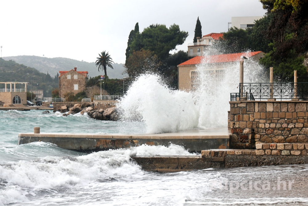 Meteoalarm za danas izdao narančasto upozorenje na grmljavinsko nevrijeme, lokalno obilnu ki&scaron;u i olujno jugo