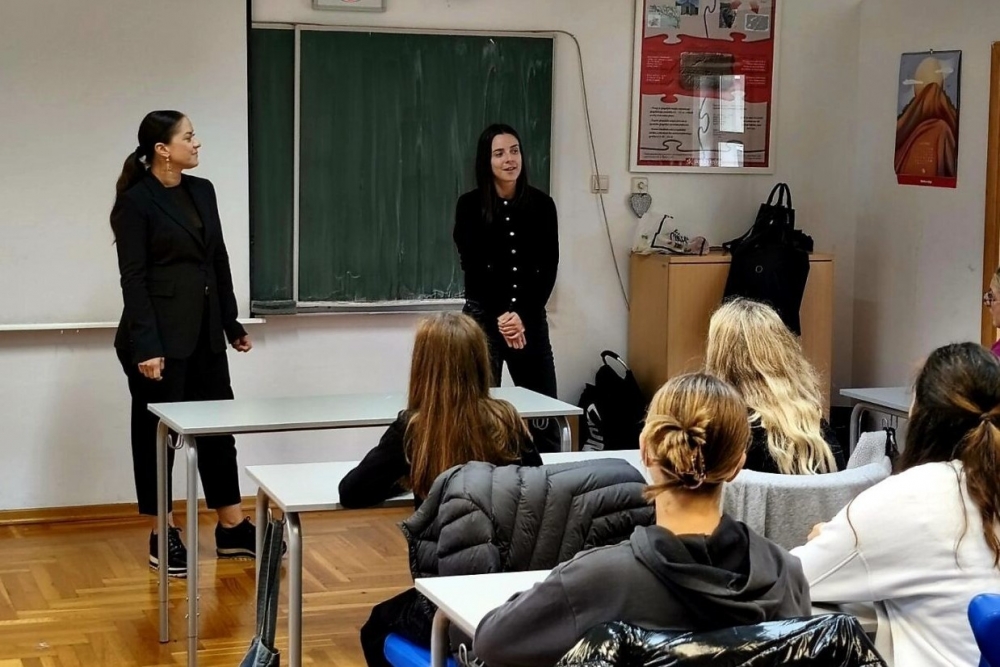 Župski učenici na susretu s književnicom Melitom Rundek, dramska skupina u dru&scaron;tvu glumice Nike Lasić