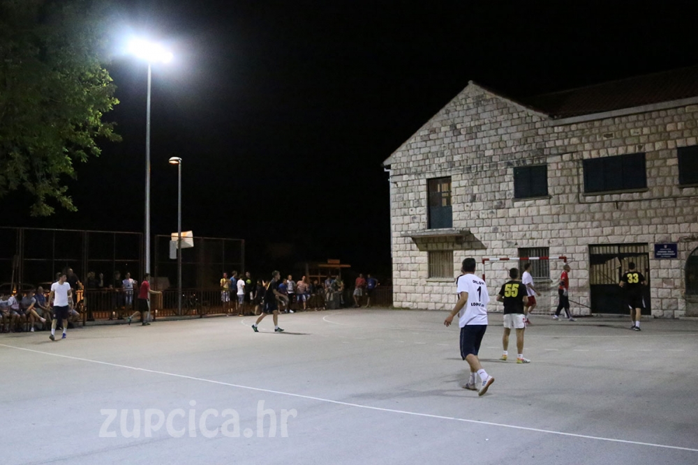 Večeras zavr&scaron;nica turnira ispred "stare &scaron;kole", u finalu Tradicionalno neugodni i Caffe bar Antika