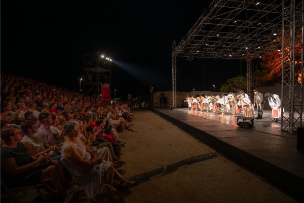Ansambl LADO odu&scaron;evio publiku u parku Gradac bogatstvom tradicijskog ruha, plesa i pokreta!