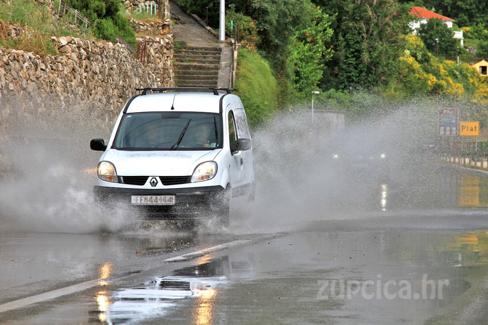 Olujno nevrijeme; U Župi u ranim jutarnjim satima palo 30,6 mm ki&scaron;e, vatrogasci zasad bez intervencija