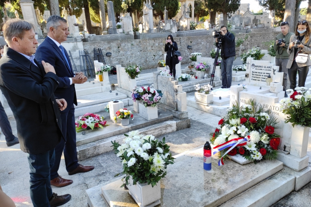 Položeni vijenci i zapaljene svijeće u spomen na prvog zapovjednika obrane Dubrovnika Miljenka Brato&scaron;a