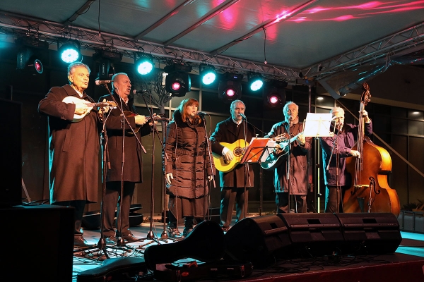 Publika na adventskom trgu u Srebrenom uživala u poznatim pjesmama klape Ragusa (FOTO)