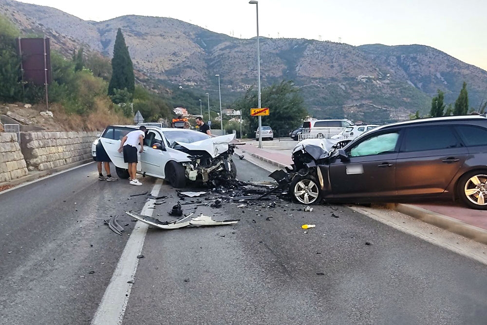 Frontalni sudar dva osobna vozila na magistrali u Solinama, poginula jedna osoba