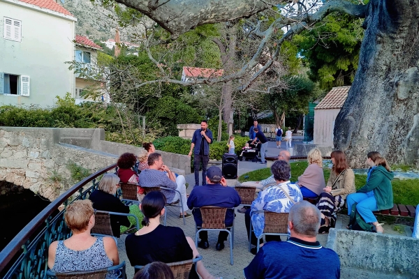 "Mračni turizam &ndash; globalna pojava i priča o Kuparima" predavanje pored crkve svetog Roka u Mlinima