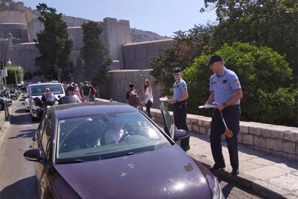 Policijski službenici građanima dijelili letke; Ne ostavljajte djecu samu u vozilima!
