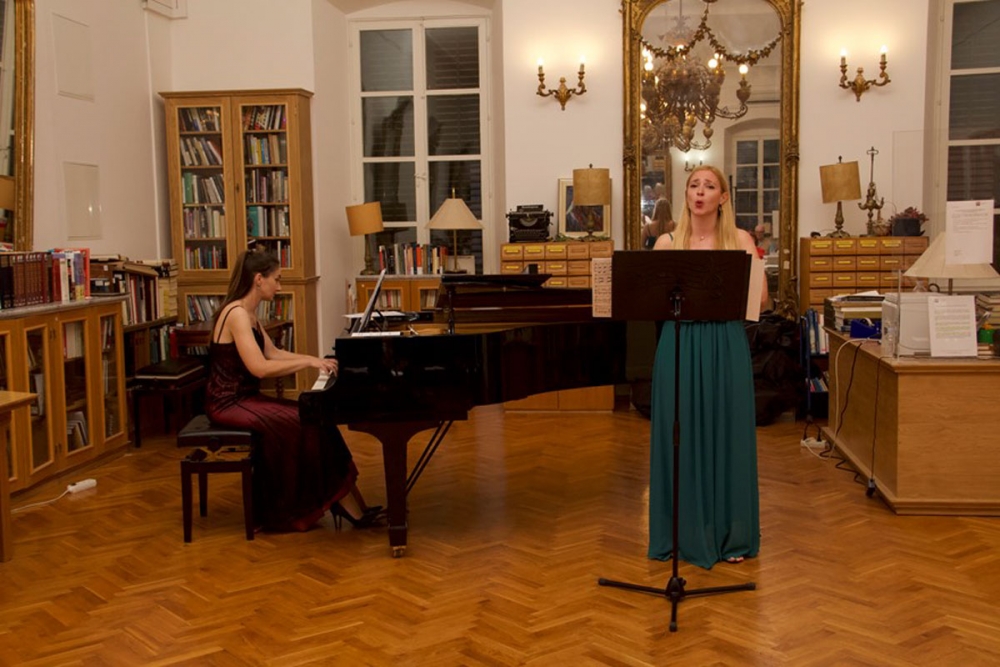 Koncert u Saloči od zrcala; Paulina Đapo uz glazbenu podlogu Stefani Grbić i Đive Franetović Ku&scaron;elj