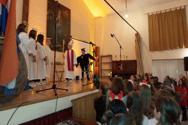 Sveti Nikola u Mandaljeni, djeca ga dočekala igrokazima, recitacijama, pjevačkim i plesačkim točkama (FOTO)