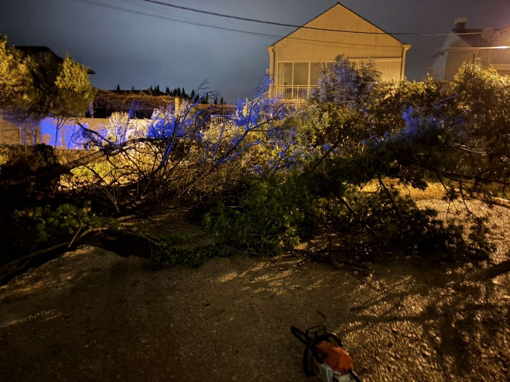 Olujno jugo; Tijekom dana tri intervencije župskog DVD-a - uklanjanje stabala, osiguranje semafora