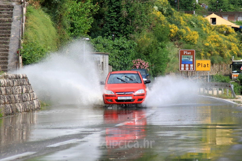 Jako i olujno jugo, obilne oborine - DHMZ za večeras i noćas izdao crveno upozorenje