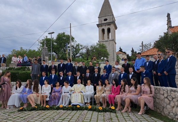 Krizma u župi sv. Marije Magdalene;  43 mladih primilo sakrament kr&scaron;ćanske zrelosti (FOTO)