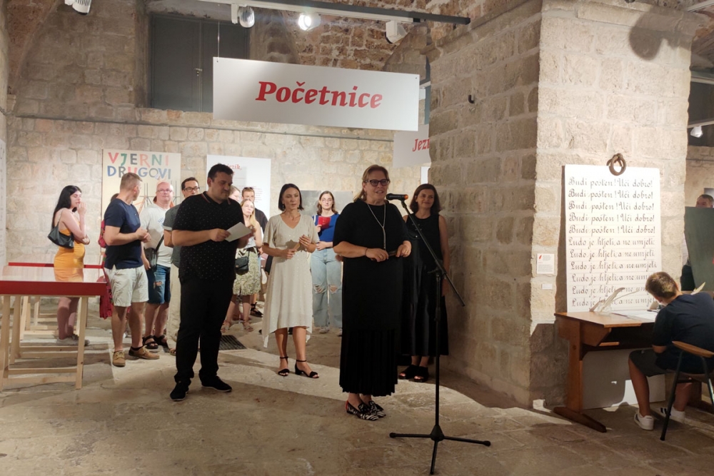 U Etnografskom muzeju u žitnici &ldquo;Rupe" otvorena izložba &ldquo;Predmet: Hrvatski&rdquo; autorica Ane Ćavar i Lahorke Plejić