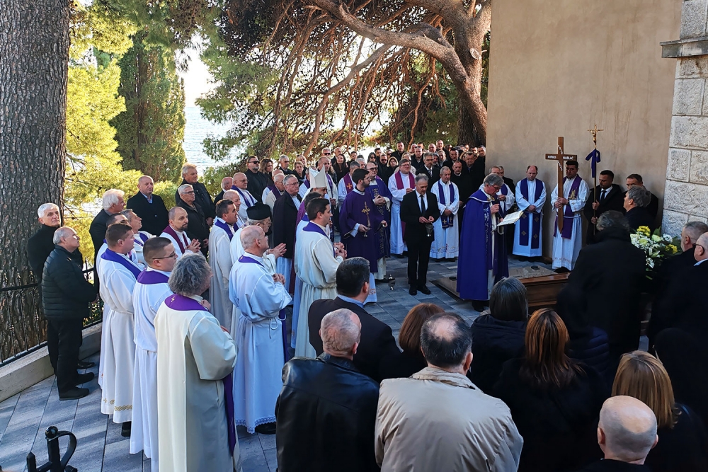 Na groblju Sv. Ilara pokopan dugogodi&scaron;nji župnik u Mlinima don Mirko Maslać (FOTO/VIDEO)