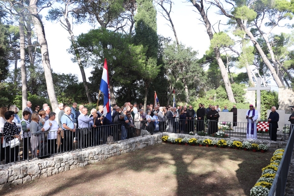 Na Daksi položeni vijenci i zapaljene svijeće u spomen na 53 nevine žrtve komunističkog režima
