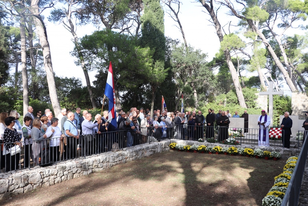 Na Daksi položeni vijenci i zapaljene svijeće u spomen na 53 nevine žrtve komunističkog režima