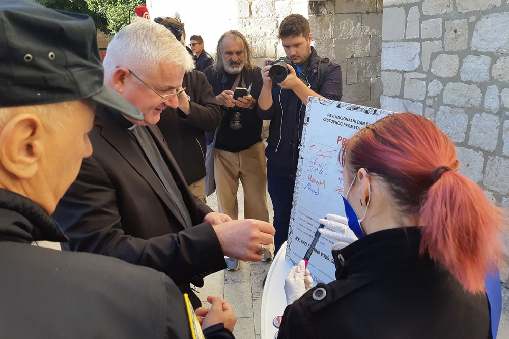 Obilježen Nacionalni dan sigurnosti cestovnog prometa, građani potpisivali prisegu o pridržavanju prometnih propisa