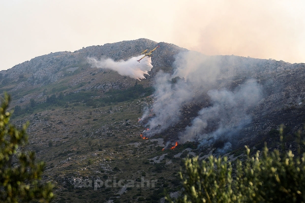 Kanaderi ugasili vatru na Mala&scaron;tici iznad Vrela, i dalje gori povi&scaron;e Solina (FOTO/VIDEO)