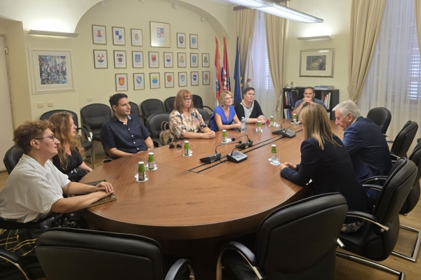U osnovne &scaron;kole u županiji upisan 1441 prva&scaron;ić, župan se sastao s novim ravnateljima