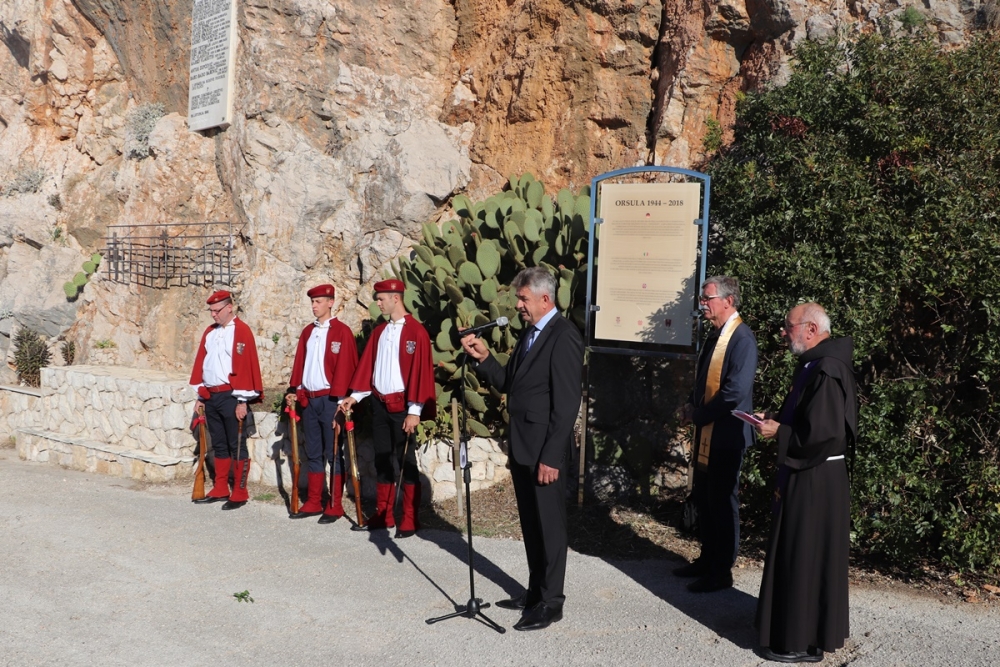 U spomen na domobrane ubijene u noći 19. na 20. listopada položeni vijenci na Orsuli