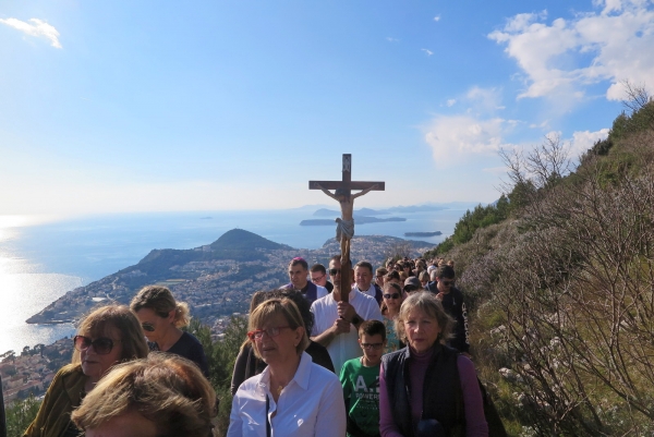Križni put na Srđ: Nećete pronaći ljubav bez križa, a križ nećete moći nositi bez ljubavi (FOTO)