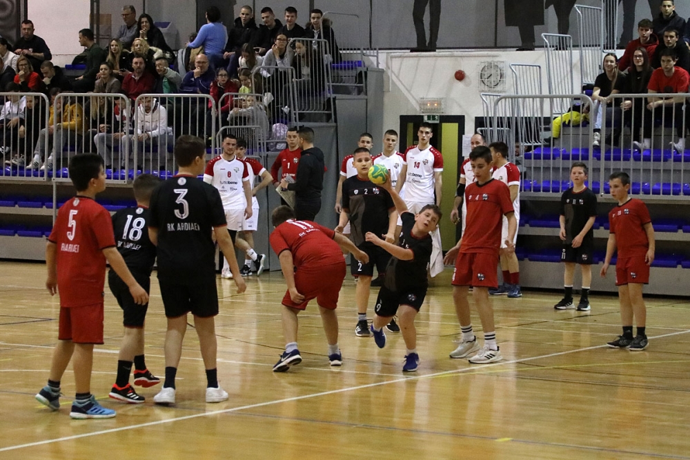 Dječaci RK Ardiaeia u poluvremenu sinoćnjeg susreta odigrali kratku revijalnu utakmicu (FOTO)