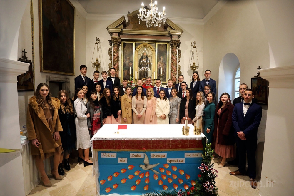 Krizma u Mlinima; Don Miljenko Babaić krizmao 32 mladih iz Župe Svetog Ilara