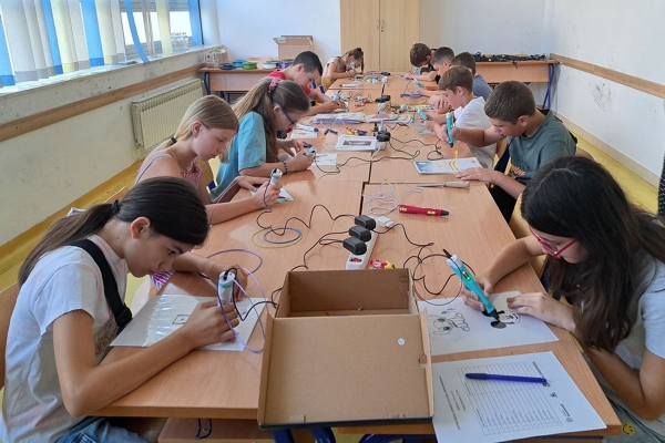 Župsko STEM ljeto: Od robota nogometa&scaron;a do 2D i 3D oblika s pomoću 3D olovki (FOTO)