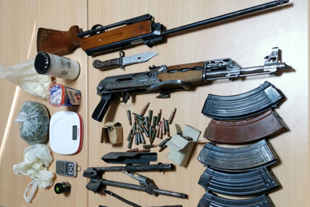 U kući na Zvekovici pronađeno automatsko oružje, streljivo, bombe te marihuana, speed, duhan ...