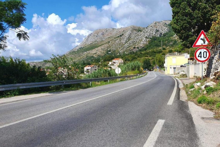 Izgradnja nogostupa u dužini od oko 200 metara uz magistralu u Platu