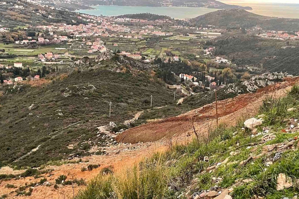 Odron zemlje sru&scaron;io el. stup, Donji Brgat popodne ostao bez struje