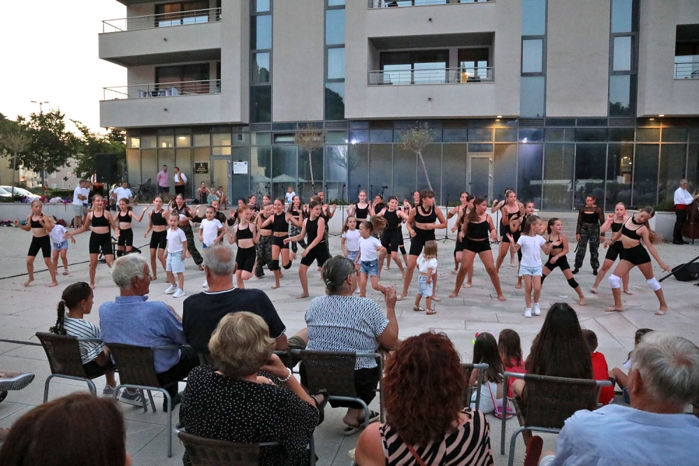 Župsko ljeto; Plesni studio Lazareti na trgu ispred općine u Srebrenom (FOTO)