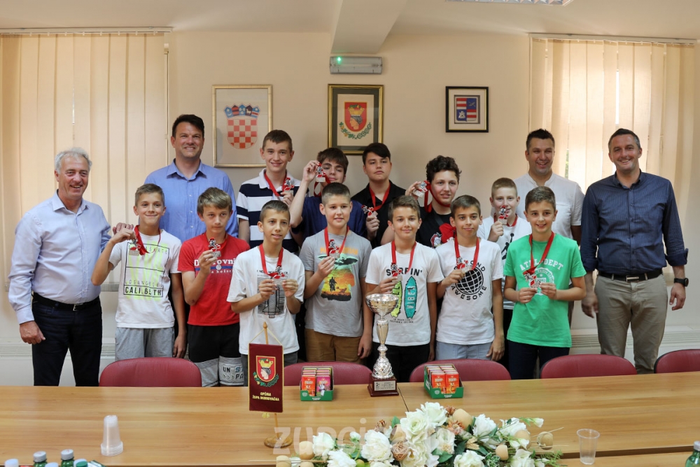 Načelnik Nardelli primio župske učenike viceprvake Hrvatske u &scaron;kolskoj ko&scaron;arci (FOTO)