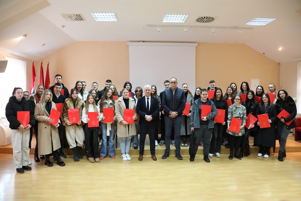 Ovogodi&scaron;nji stipendisti svečano potpisali ugovore; Općina će za stipendije ove godine izdvojiti 85.000,00 eura (FOTO)