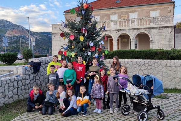 Kićenjem bora, priklijadom i radionicama zavr&scaron;en program ovogodi&scaron;njeg Adventa u Mandaljeni (FOTO)