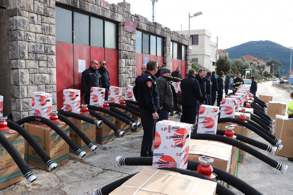 Vatrogasnim postrojbama s područja cijele županije dodijeljena oprema iz EU projekta STREAM