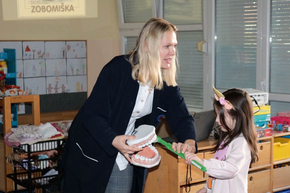Patronažne sestre u vrtiću održale edukativnu radionicu o pravilnom pranju zuba
