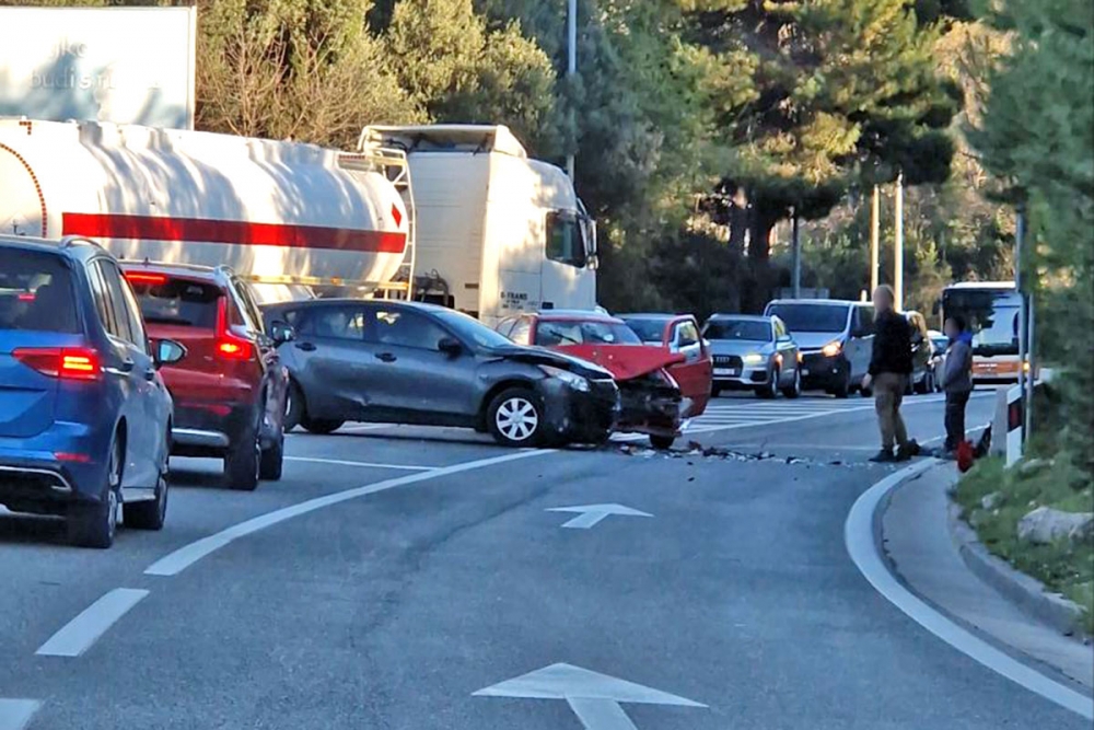 Prometna nesreća na skretanju za Čibaču, sudar dva osobna vozila, ozlijeđeno vi&scaron;e osoba