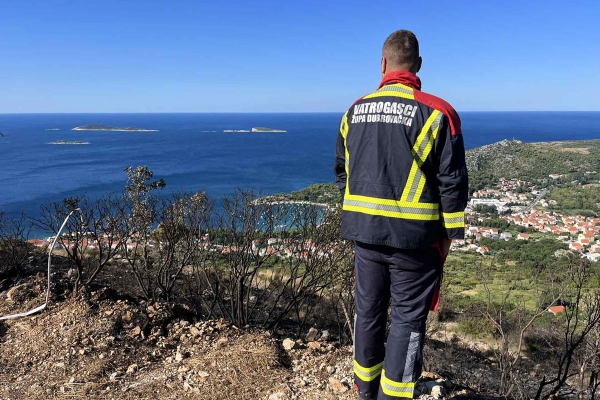 Požar je pod nadzorom gasitelja, izgorjelo oko 500 hektara, na terenu jo&scaron; uvijek 30 vatrogasaca
