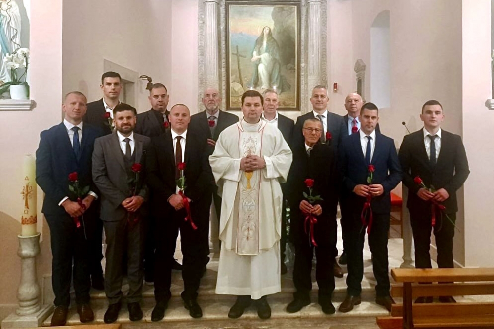 Veliki četvrtak u Župi sv. Marije Magdalene; Župnik don David Marjanović oprao noge ovogodi&scaron;njim apostolima