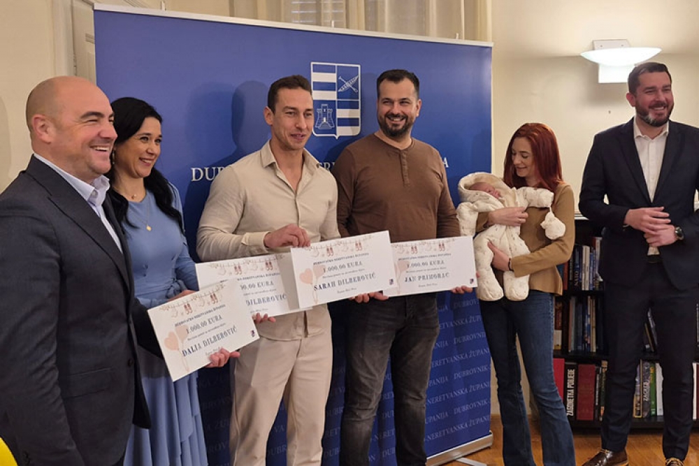U županijskom proračunu osigurano milijun eura; Župan uručio prve potpore za novorođeno dijete
