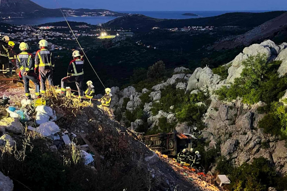 Noćna vatrogasna vježba DVD Župa dubrovačka i JVP Dubrovački vatrogasci na Donjem Brgatu (FOTOGALERIJA)