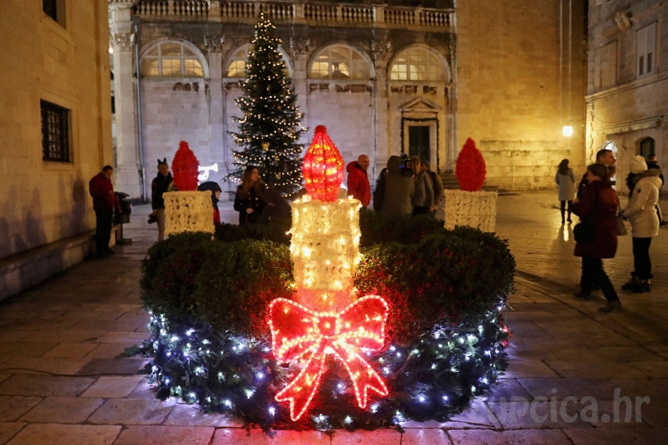 Upaljena prva adventska svijeća, otvoren 6. Dubrovački zimski festival (FOTO)